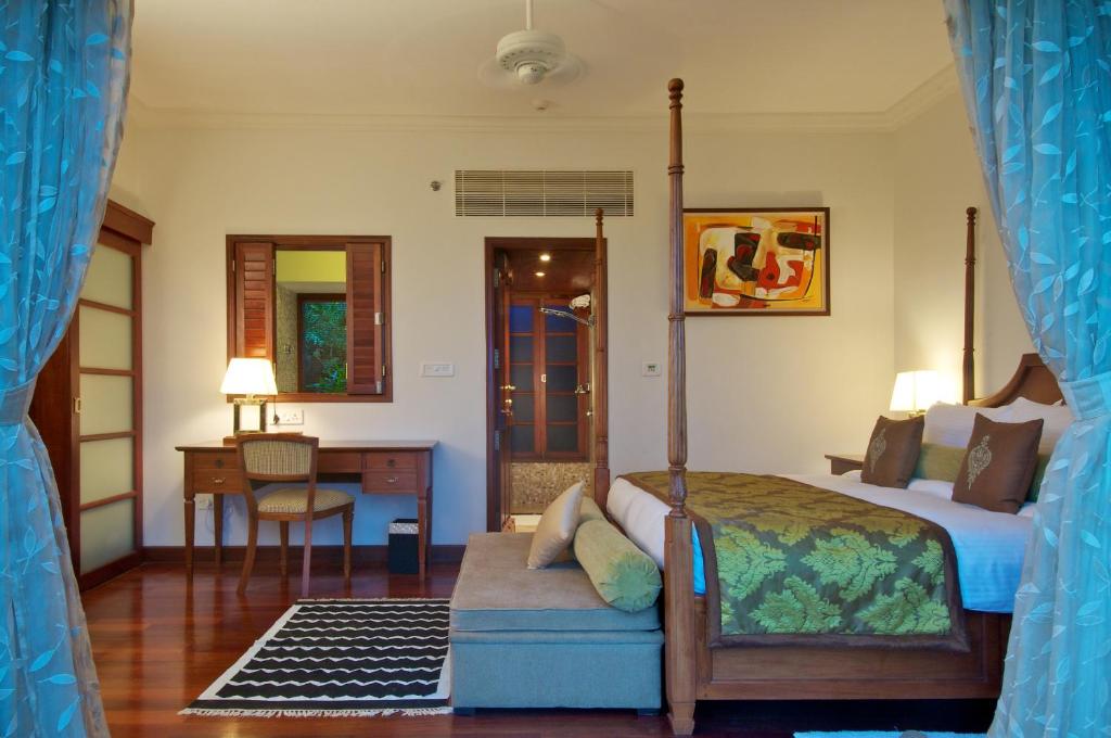 Сьюит (Президентская вилла с отдельным бассейном и кроватью размера «king-size») курортного отеля Taj Green Cove Resort and Spa Kovalam, Ковалам