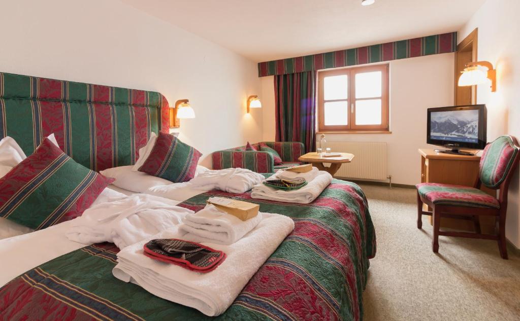 Двухместный (Двухместный номер с двуспальной кроватью и дополнительной кроватью) отеля Chesa Lavadina, Санкт-Антон-ам-Арльберг
