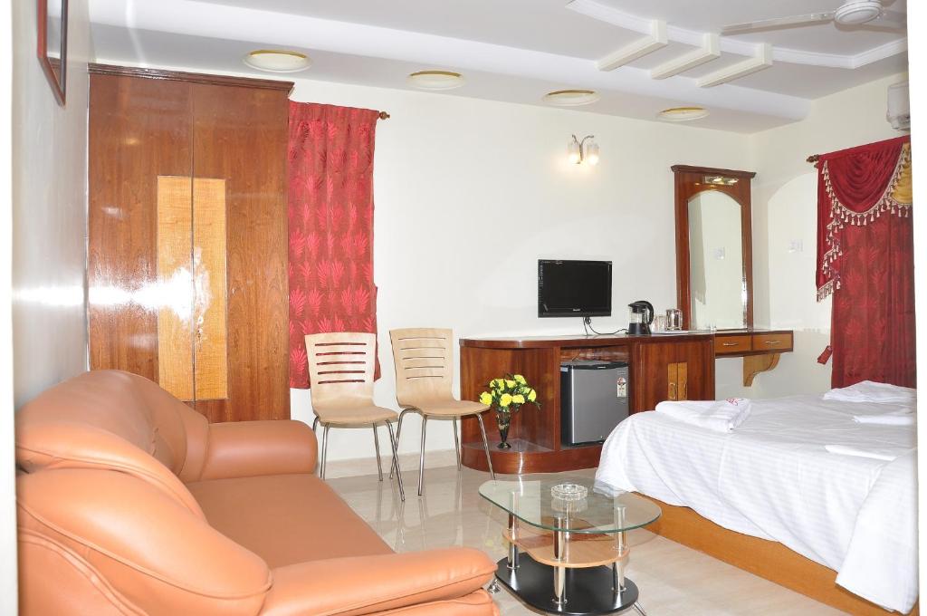 Трехместный (Суперлюкс) отеля Sri Sarvesha JS Palace, Тируваннамалай
