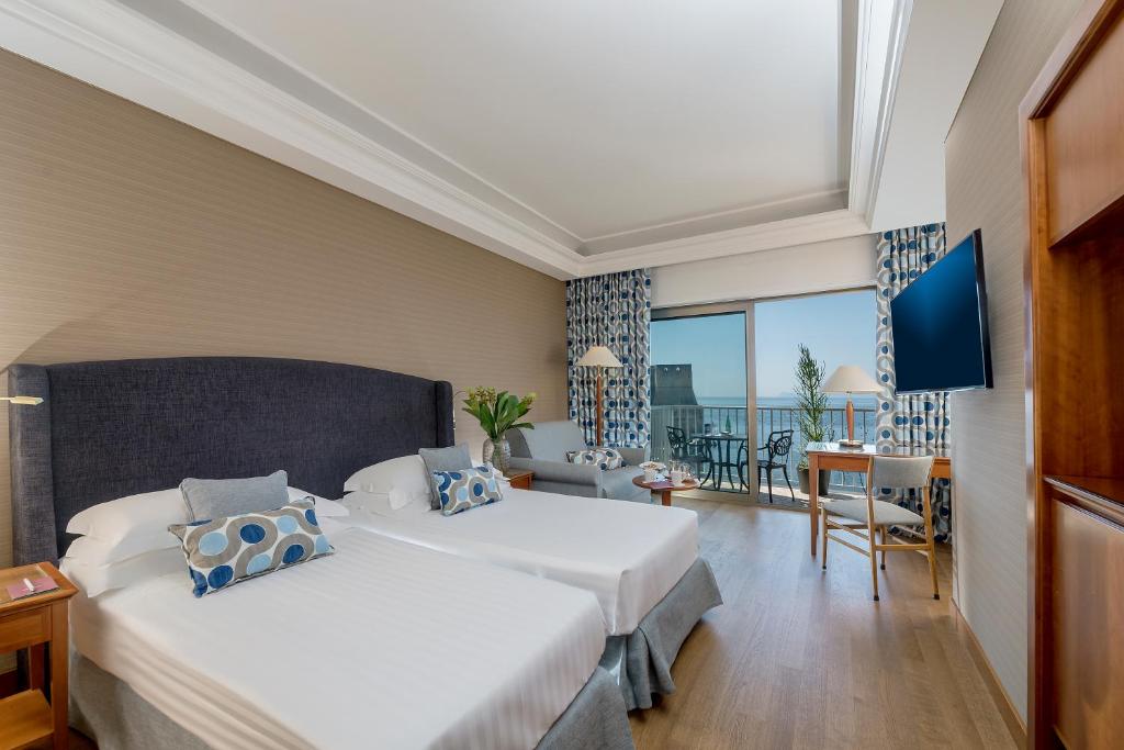 Двухместный (Улучшенный трехместный номер с видом на море) отеля Hotel Royal Continental, Неаполь