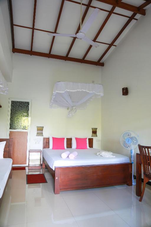 Двухместный (Double Room with Fan and River View) отеля Tinara River Inn, Weligama, Велигама