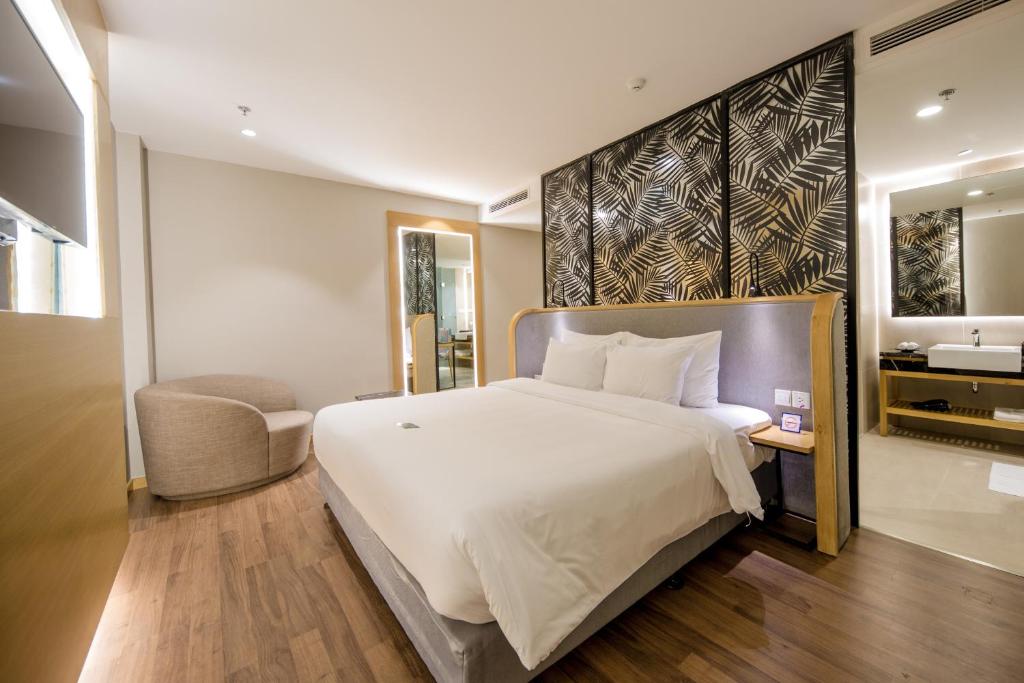 Двухместный (Улучшенный двухместный номер с 1 кроватью) отеля Quinter Central Nha Trang, Нячанг
