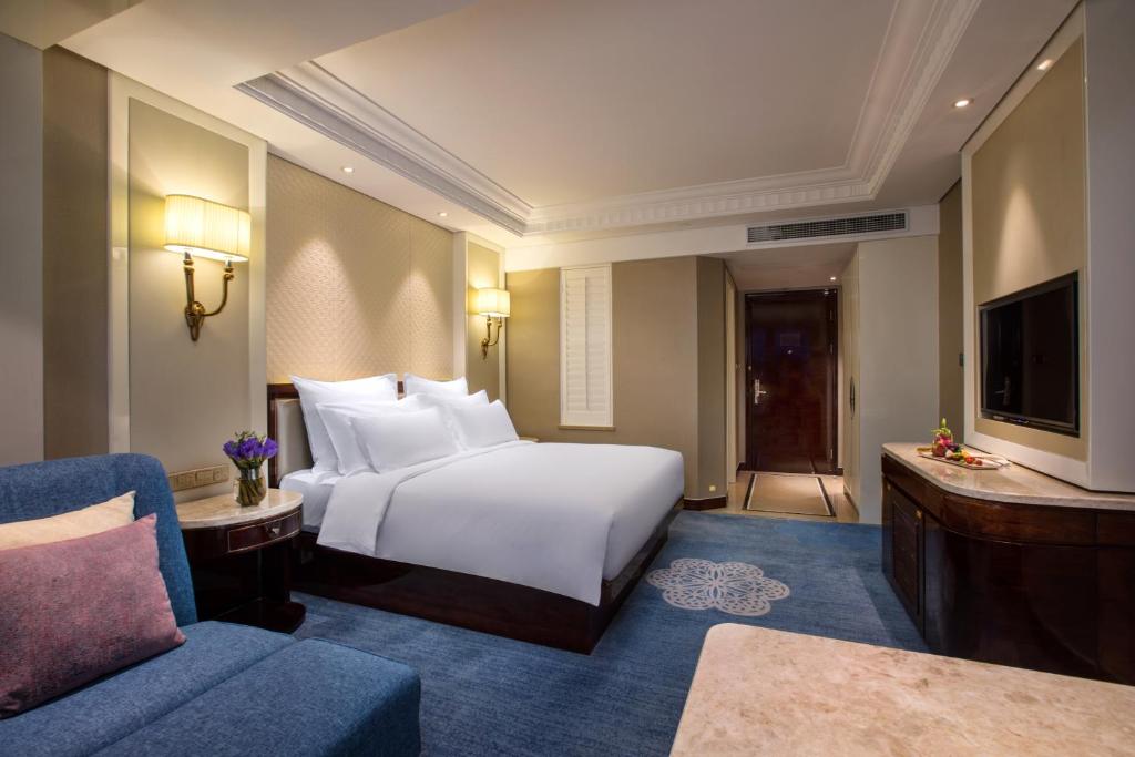 Двухместный (Номер Делюкс с кроватью размера «king-size» и видом на реку) отеля Kasion International Hotel Yiwu, Иу