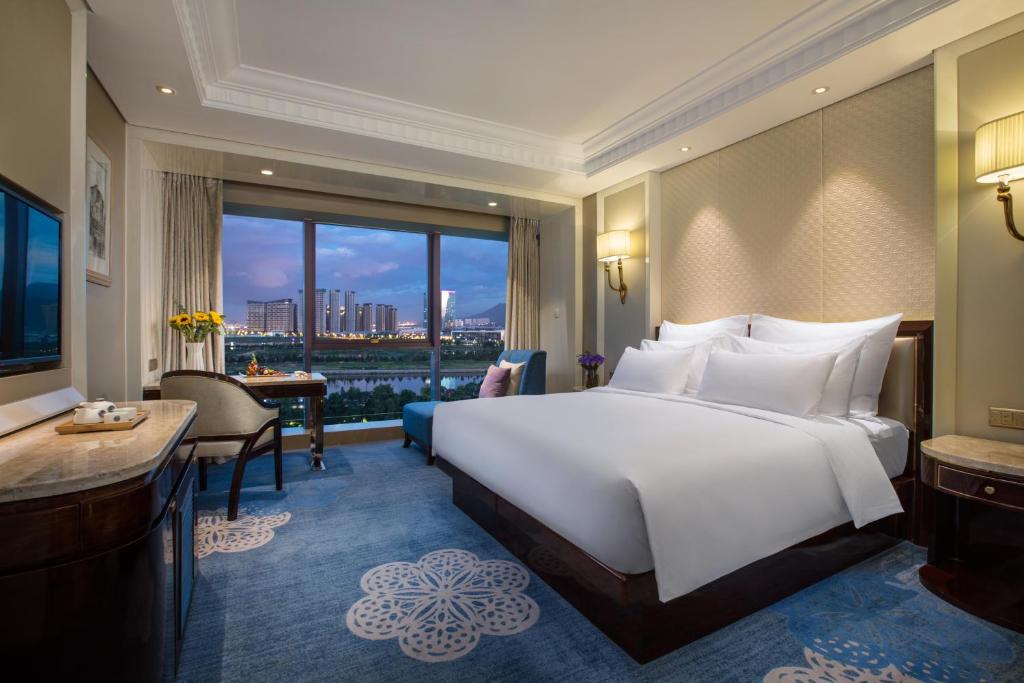 Двухместный (Номер с кроватью размера «queen-size» и видом на реку - Для некурящих) отеля Kasion International Hotel Yiwu, Иу