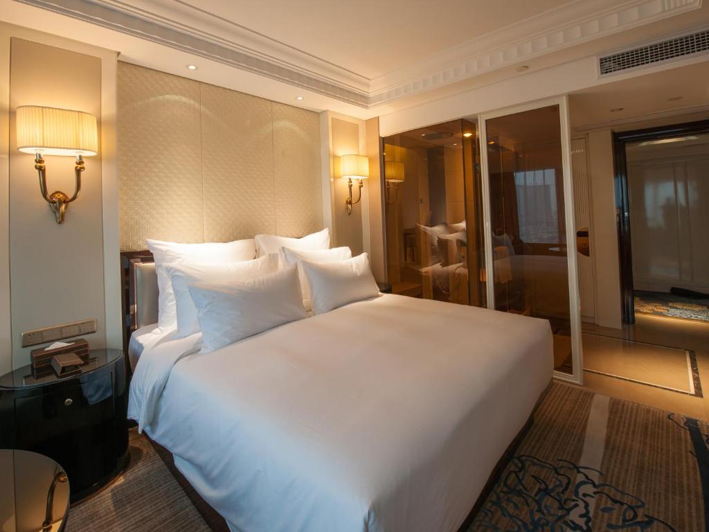 Двухместный (Номер Делюкс с кроватью размера «king-size») отеля Kasion International Hotel Yiwu, Иу