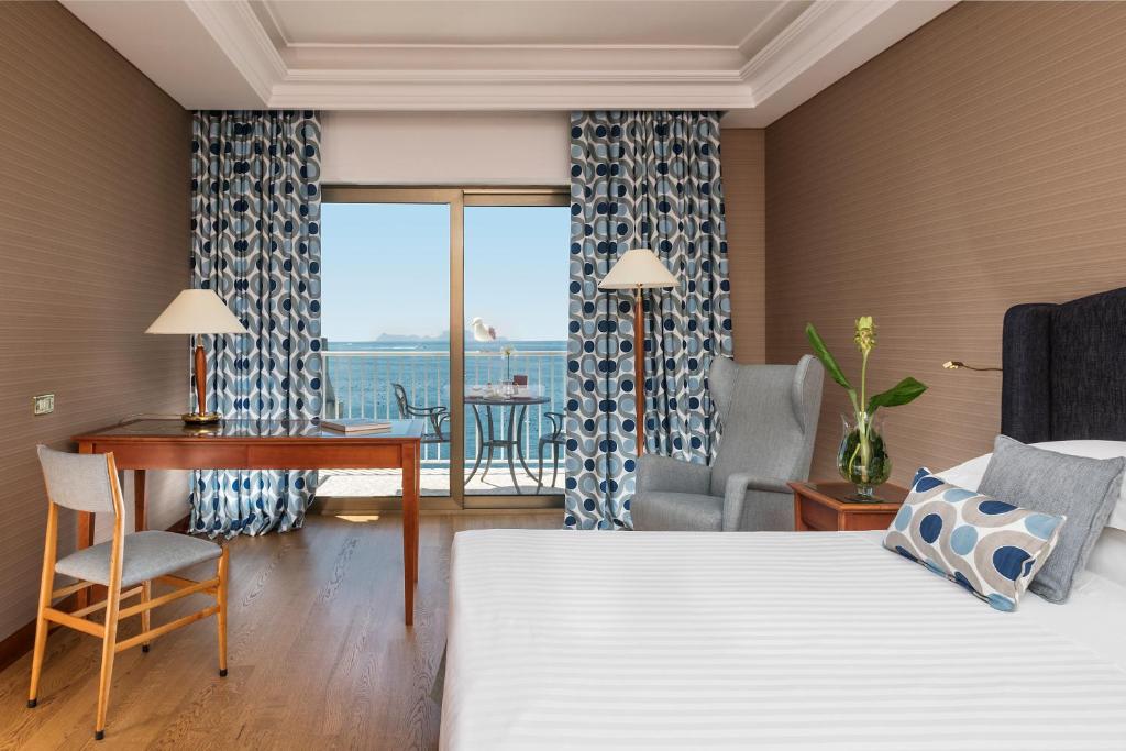 Трехместный (Улучшенный двухместный номер с 1 кроватью или 2 отдельными кроватями и видом на море) отеля Hotel Royal Continental, Неаполь