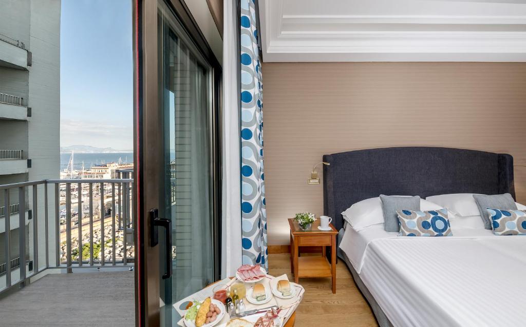 Трехместный (Двухместный номер с 1 кроватью или 2 отдельными кроватями и частичным видом на море) отеля Hotel Royal Continental, Неаполь