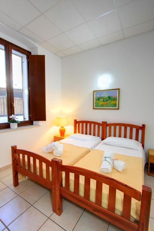 Двухместный (Двухместный номер с 2 отдельными кроватями) хостела Hostel Marina, Кальяри