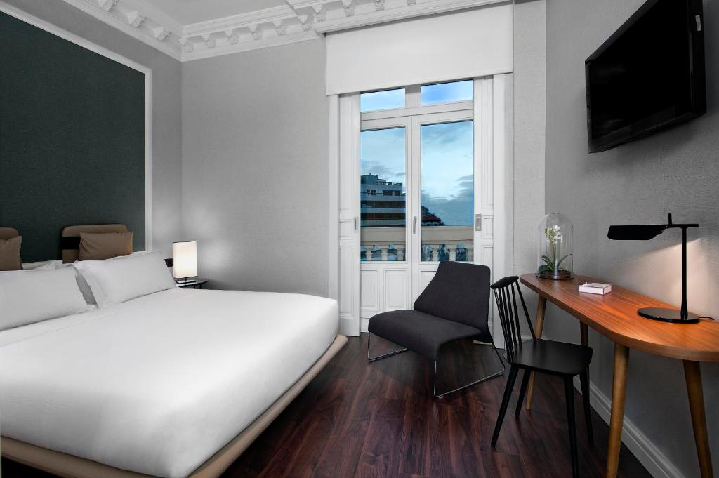 Двухместный (Двухместный номер Делюкс с 1 кроватью и дополнительной кроватью (для 2 взрослых и 1 ребенка)) отеля Hotel Sardinero Madrid, Мадрид
