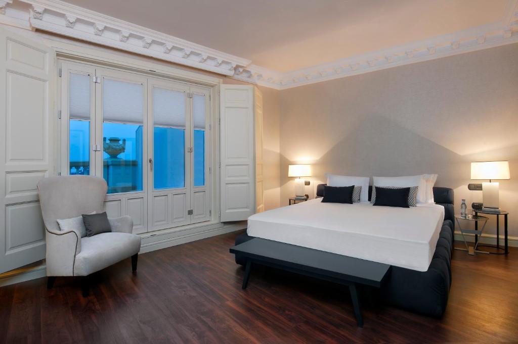 Двухместный (Двухместный номер «Премиум» с 1 кроватью и дополнительной кроватью (для 2 взрослых и 1 ребенка)) отеля Hotel Sardinero Madrid, Мадрид