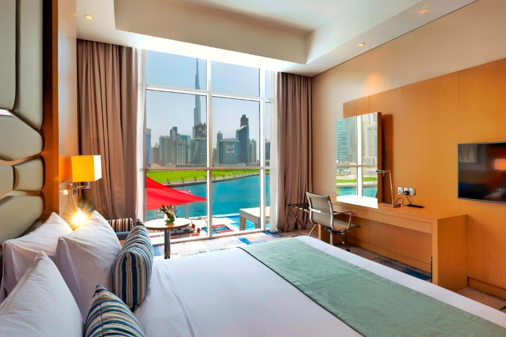 Двухместный (Номер «Премиум» с видом на небоскреб Бурдж-Халифа) отеля Canal Central Hotel, Дубай