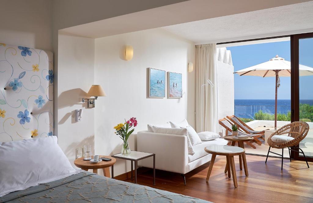 Сьюит (Классический полулюкс с видом на море) курортного отеля St. Nicolas Bay Resort Hotel & Villas, Айос-Николаос (Крит), Крит