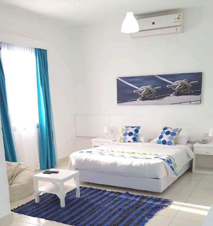 Трехместный (Улучшенный трехместный номер с видом на море) отеля El Jawhara Lodge & Beach, Сафага