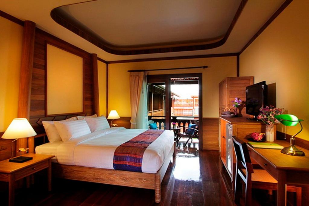 Двухместный (Улучшенный номер с кроватью размера «king-size» и видом на бассейн) курортного отеля Baan U Sabai Boutique House, Чиангмай