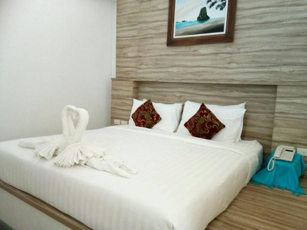 Сьюит (Люкс с кроватью размера «king-size» и видом на бассейн) отеля Arawan Krabi Beach Resort, Краби
