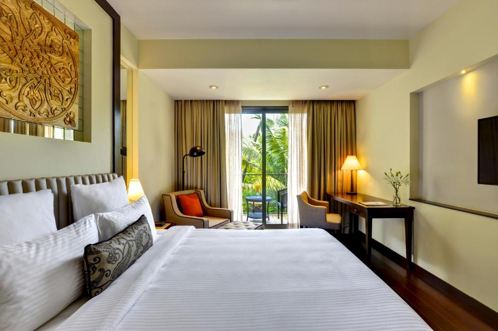 Двухместный (Улучшенный номер с кроватью размера «king-size») курортного отеля Novotel Goa Resort & Spa, Кандолим