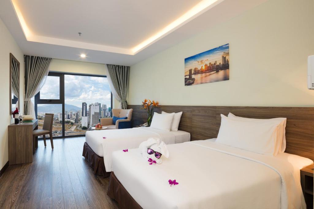 Двухместный (Улучшенный двухместный номер с 1 кроватью или 2 отдельными кроватями, вид на город) отеля Xavia Hotel, Нячанг