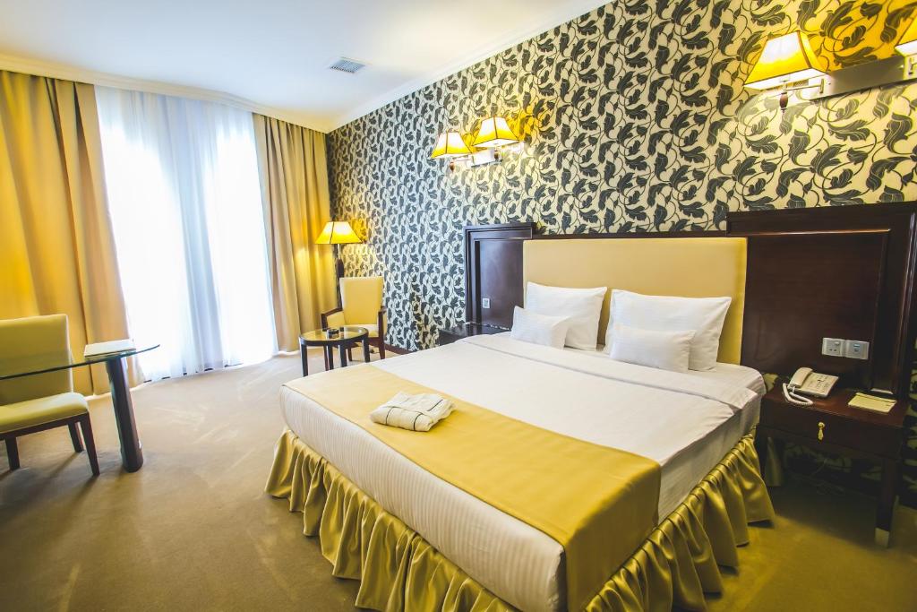 Двухместный (Улучшенный двухместный номер с 1 кроватью или 2 отдельными кроватями) отеля Emerald, Баку