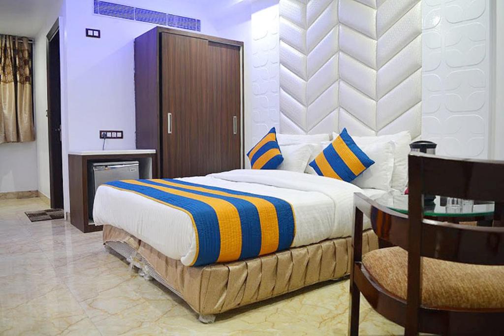 Двухместный (Улучшенный двухместный номер с 2 отдельными кроватями) отеля OYO 524 Hotel Sun International, Нью-Дели