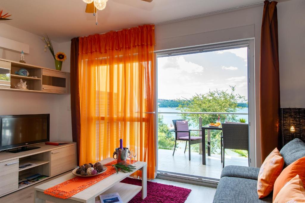 Апартаменты (Роскошные апартаменты с 2 спальнями и балконом - Вид на море) апартамента Soline Bay Seashore Residence, Солине