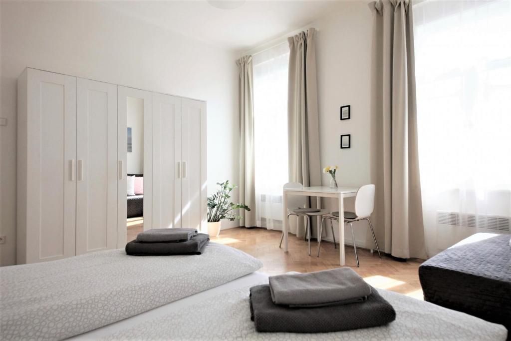 Апартаменты (Апартаменты с 3 спальнями) апарт-отеля Angel City, Прага