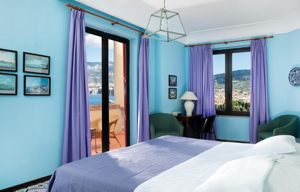 Двухместный (Классический двухместный номер с балконом и видом на море) отеля Hotel Minerva, Сорренто