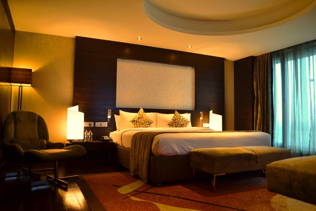 Сьюит (Presidential Suite - King Bed) отеля Vivanta by Taj - Begumpet, Хайдарабад