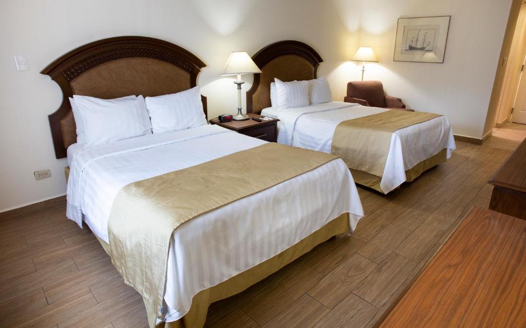 Четырехместный (Double Room with 2 Double Beds - Non Smoking) отеля Best Western PLUS Monterrey Colon, Монтеррей