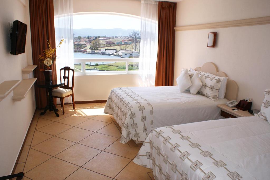 Двухместный (Улучшенный двухместный номер с 1 кроватью и видом на озеро) отеля Hotel 9 Manantiales, Чингнауапан