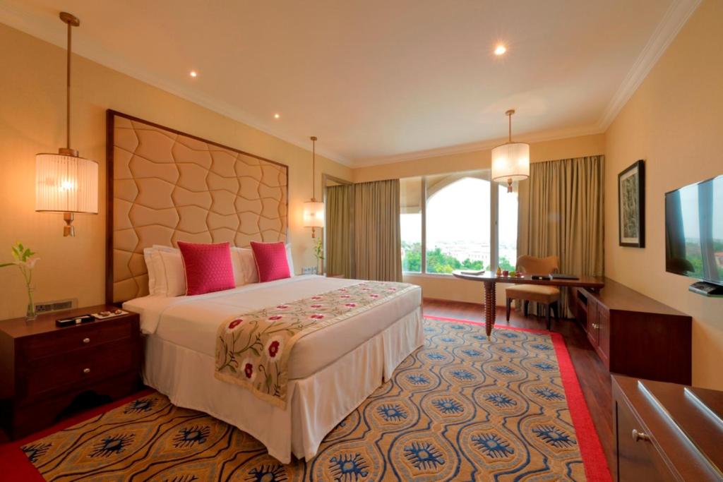 Четырехместный (Luxury Room City View King Bed) отеля Taj Krishna, Хайдарабад