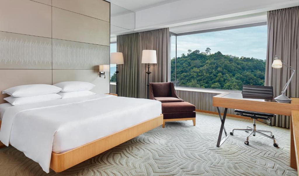 Двухместный (Клубный номер с кроватью размера «king-size») курортного отеля Hyatt Regency Hong Kong, Sha Tin, Гонконг (город)