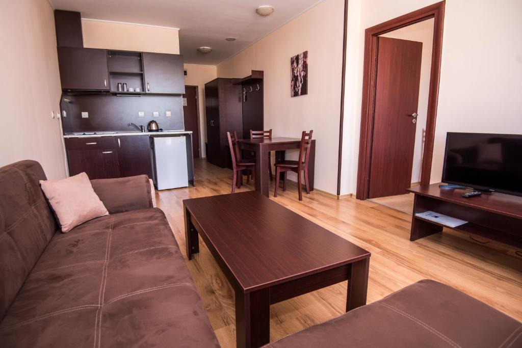 Апартаменты (Трехместные апартаменты) апарт-отеля Apart Hotel Orbilux, Банско