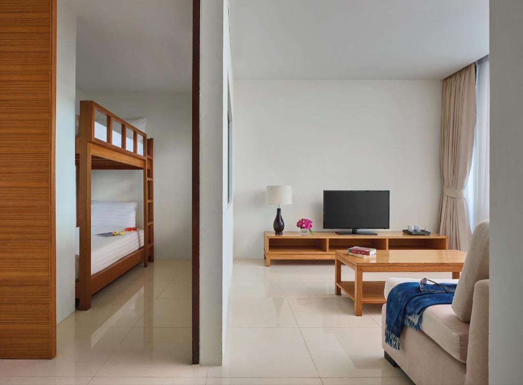 Двухместный (Семейный люкс с 1 спальней и без балкона) курортного отеля Grand West Sands Resort & Villas Phuket, Пхукет