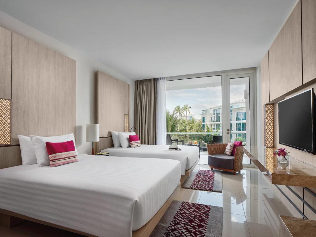 Двухместный (Представительский двухместный номер с 1 кроватью и балконом) курортного отеля Grand West Sands Resort & Villas Phuket, Пхукет