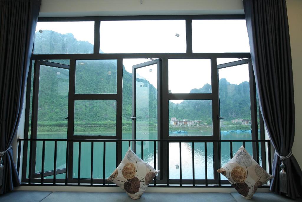 Семейный (Семейный номер Делюкс с балконом и видом на реку) семейного отеля Funny Monkeys Homestay, Донгхой