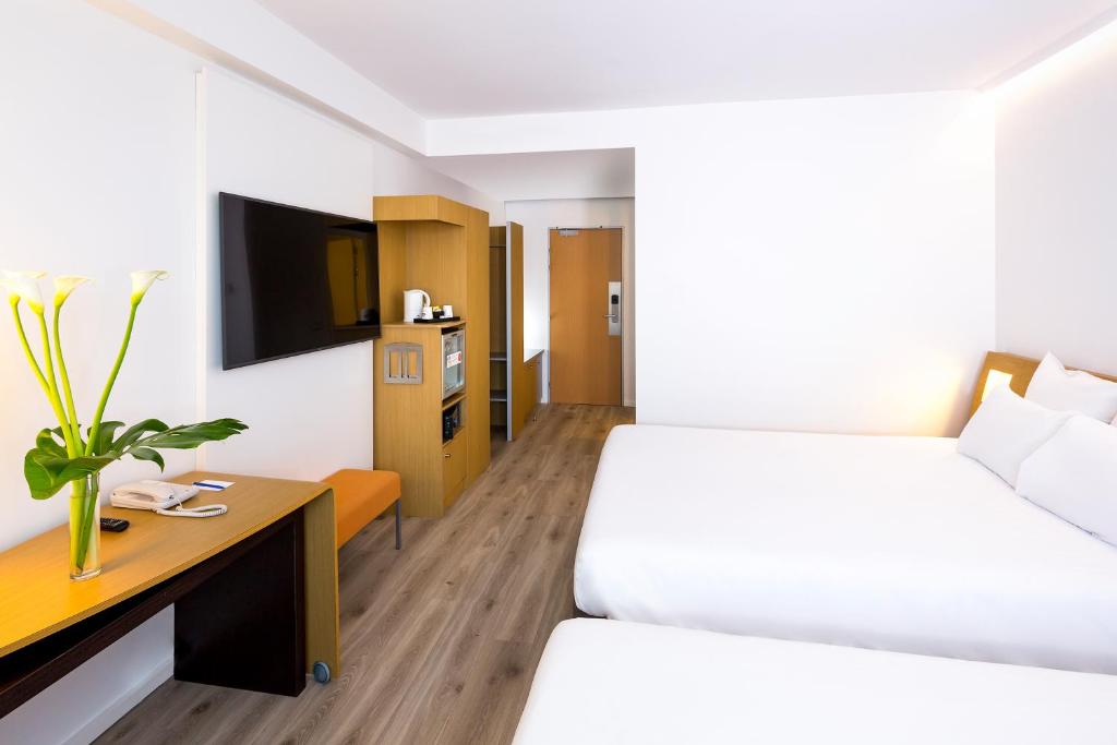 Двухместный (Улучшенный двухместный номер с 2 отдельными кроватями) отеля Novotel Campo De Las Naciones, Мадрид