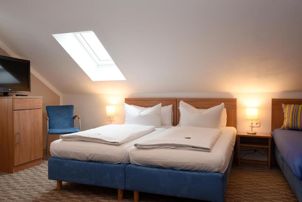 Двухместный (Двухместный номер с 1 кроватью или 2 отдельными кроватями и ванной комнатой) отеля Hotel Hecht Garni, Ингольштадт