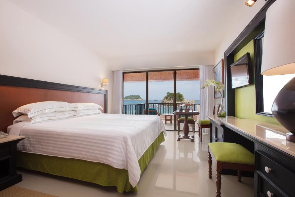 Двухместный (Deluxe Premium Level Ocean Front (2 Adults + 2 child)) курортного отеля Barceló Huatulco, Танголунда
