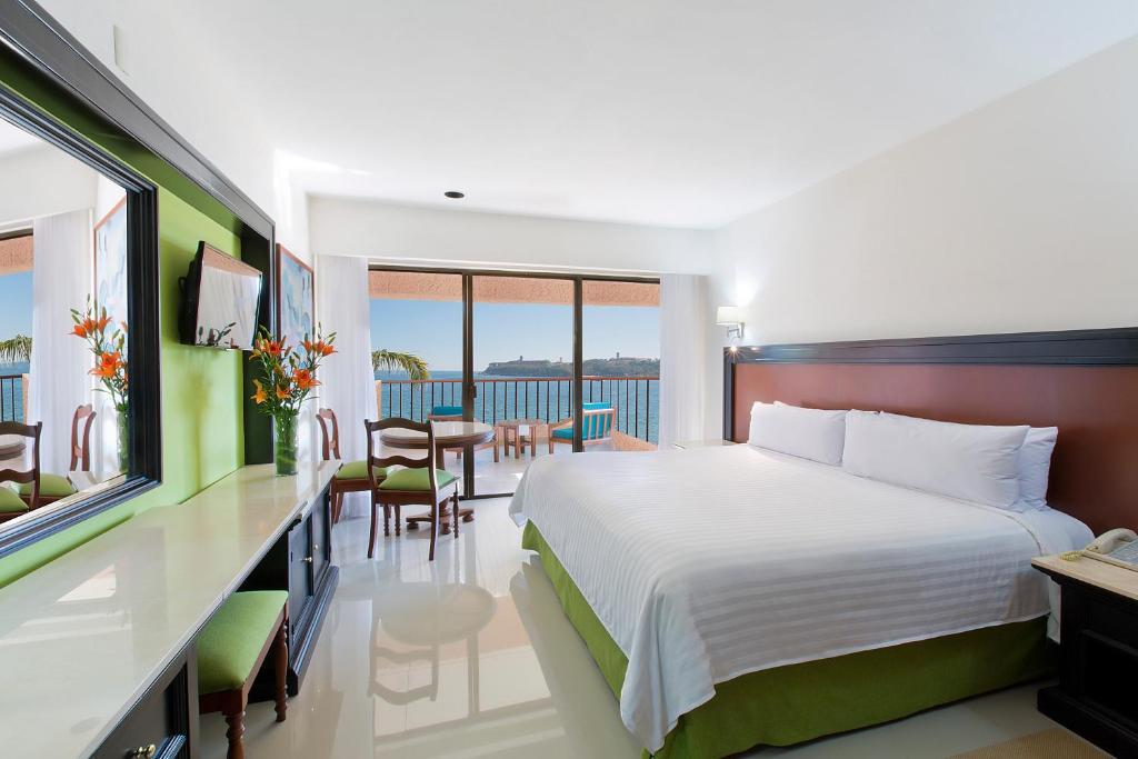 Двухместный (Deluxe Premium Level Ocean Front (2 Adults + 1 child)) курортного отеля Barceló Huatulco, Танголунда