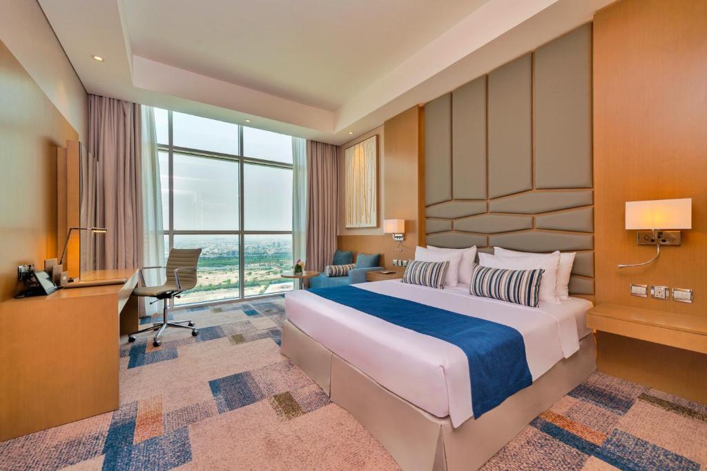 Двухместный (Улучшенный номер с видом на город) отеля Canal Central Hotel, Дубай