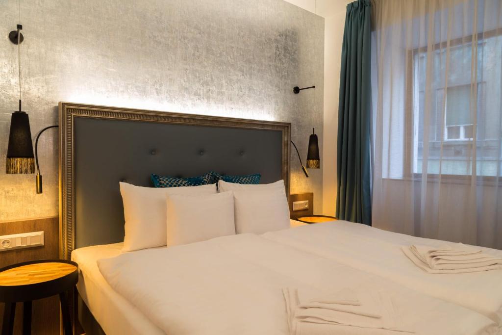 Двухместный (Двухместный номер Делюкс с 1 кроватью или 2 отдельными кроватями, вид на город) отеля Hotel Memories Budapest, Будапешт