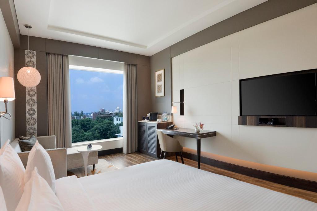 Двухместный (Deluxe Room Taj Mahal View King Bed (3 Hrs early check in/late check out upon availability and 10% Disc. on Food and Soft beverages, valid for stays till 31st Oct'20)) отеля Radisson Blu Agra Taj East Gate, Агра