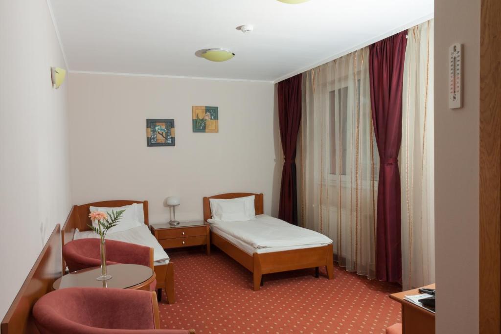 Двухместный (Двухместный номер с 1 кроватью или 2 отдельными кроватями и балконом) отеля Hotel Hermes, Алба-Юлия