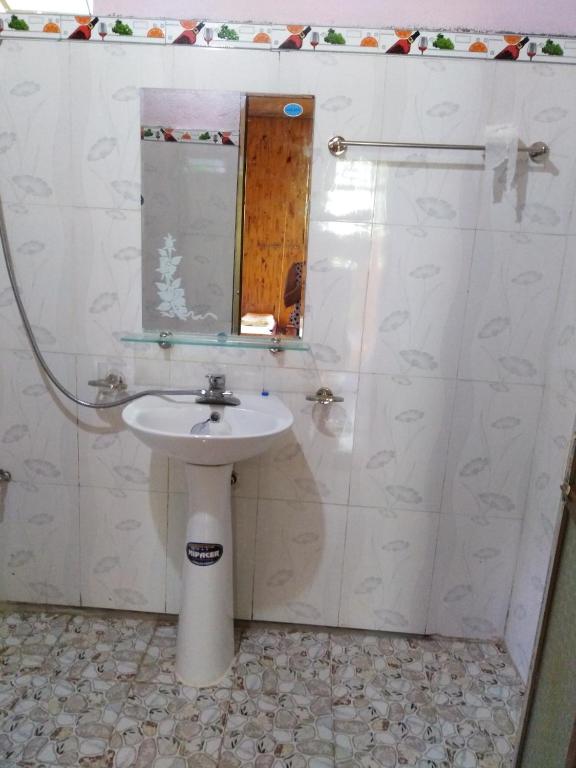 Трехместный (Трехместный номер с ванной комнатой) семейного отеля Ba Be Lake View Homestay, Баккан