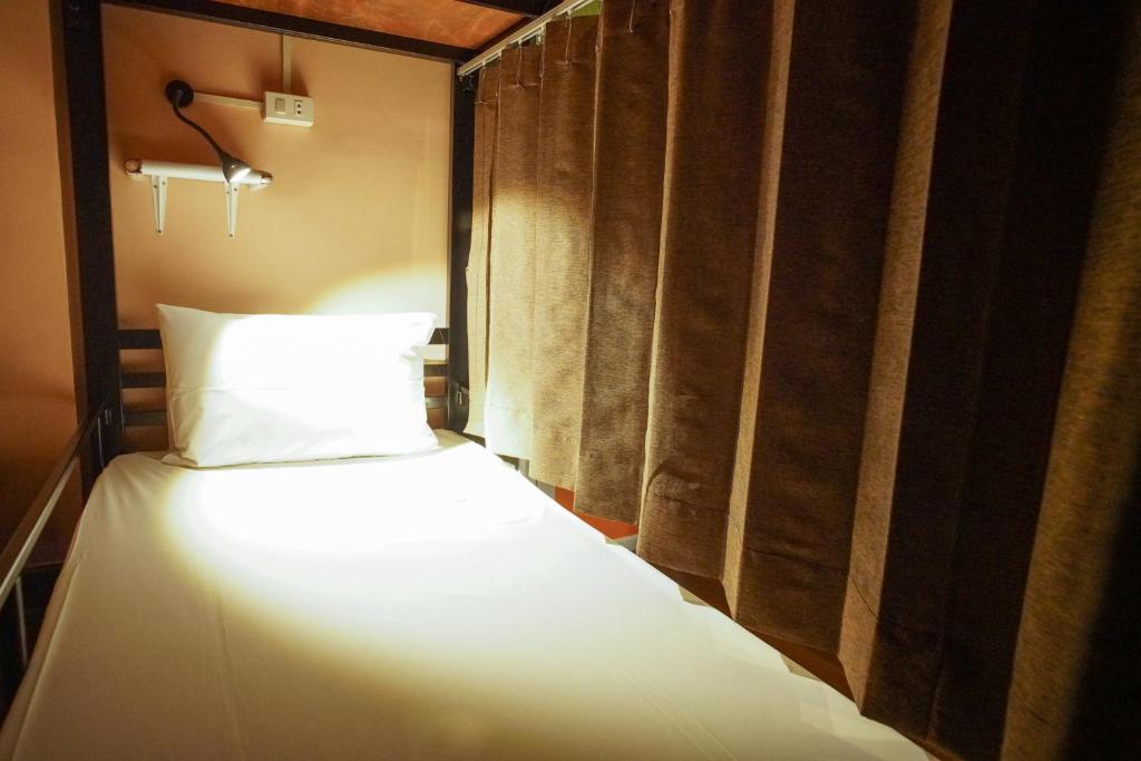 Номер (Спальное место на двухъярусной кровати в общем номере для мужчин и женщин) хостела Urban Hostel Bangkok, Бангкок