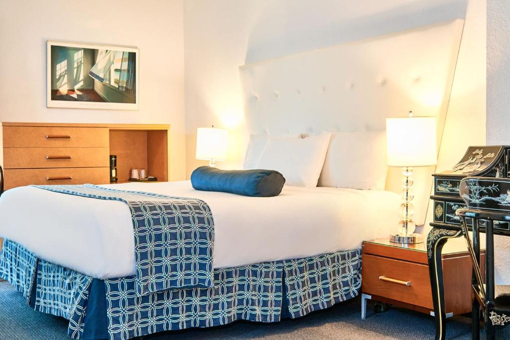 Двухместный (Номер «Премиум» с кроватью размера «king-size») отеля Ocean Spray Hotel, Майами-Бич