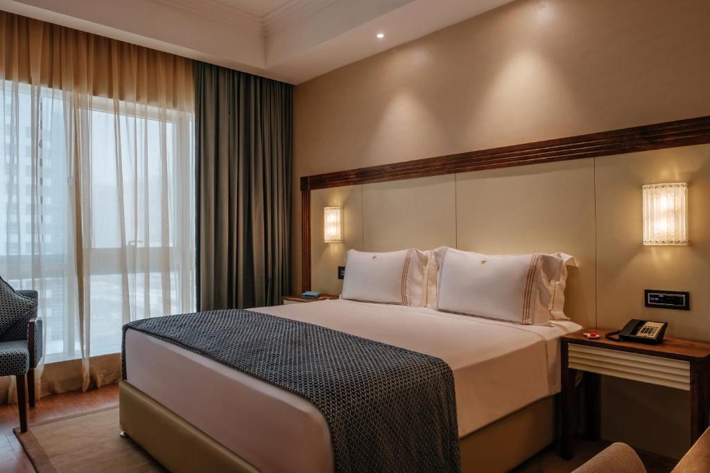 Трехместный (Представительский номер с кроватью размера «king-size», вид на город) отеля Stella Di Mare Dubai Marina Hotel, Дубай