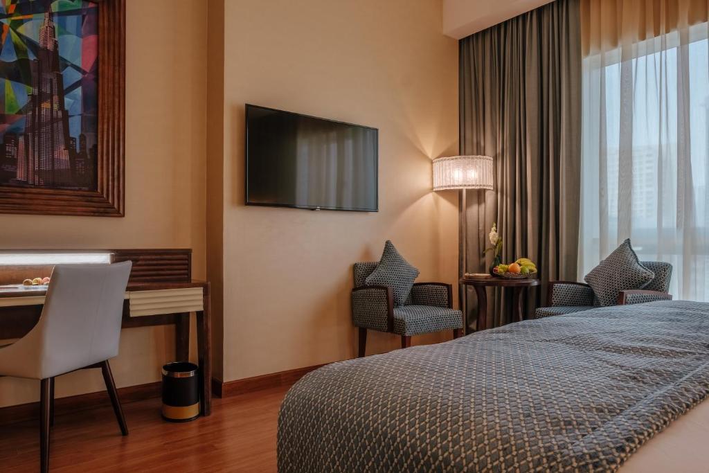 Трехместный (Номер Делюкс с кроватью размера «king-size» и видом на город) отеля Stella Di Mare Dubai Marina Hotel, Дубай