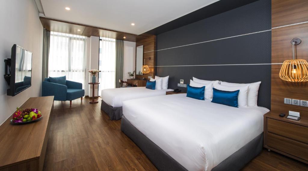 Трехместный (Специальное предложение — Улучшенный трехместный номер с частичным видом на море) отеля HAIAN Beach Hotel & Spa, Дананг