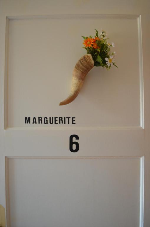 Двухместный (Двухместный номер с 1 кроватью и общей ванной комнатой) гостевого дома Chambres d'Hotes Le Passiflore, Ла-Шо-де-Фон
